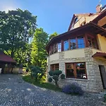 Alexandra Bed & Breakfast 3*