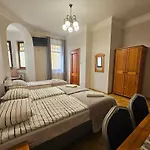 Alexandra Bed & Breakfast 3*