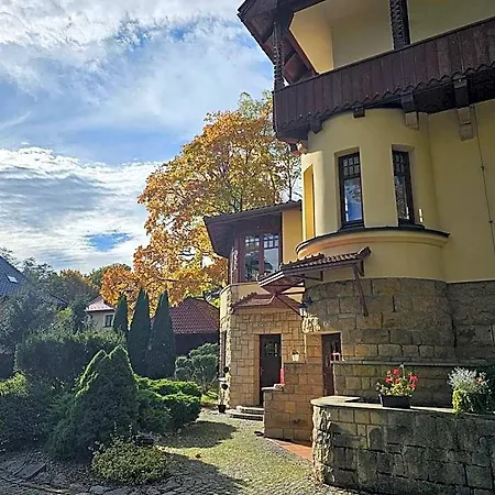 Alexandra Bed & Breakfast 3*